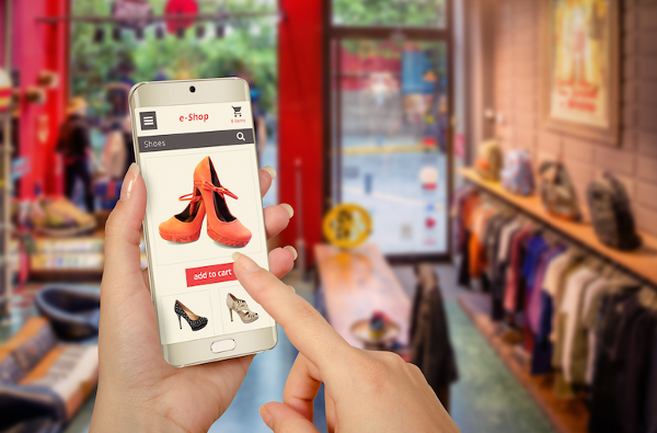 ebiz shopping-with-smartphone-within-store-600